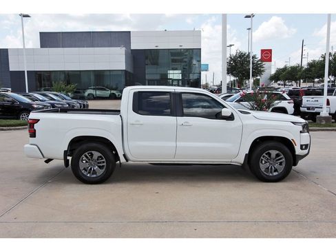 Used 2025 Nissan Frontier SV w/ SV Convenience Package RWD image 5