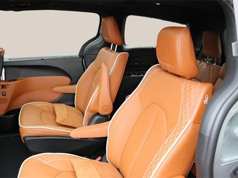 New 2026 Chrysler Pacifica Pinnacle image 16