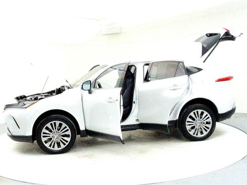 Certified 2024 Toyota Venza XLE image 10