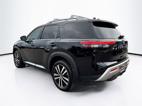 Used 2024 Nissan Pathfinder Platinum image 5