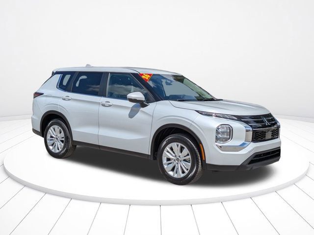 New 2026 Mitsubishi Outlander ES FWD image 2