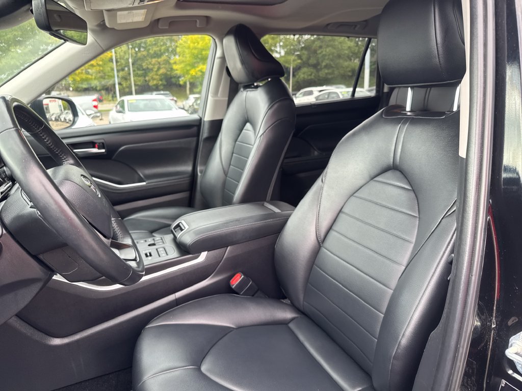 Used 2024 Toyota Highlander XLE AWD/4WD image 15