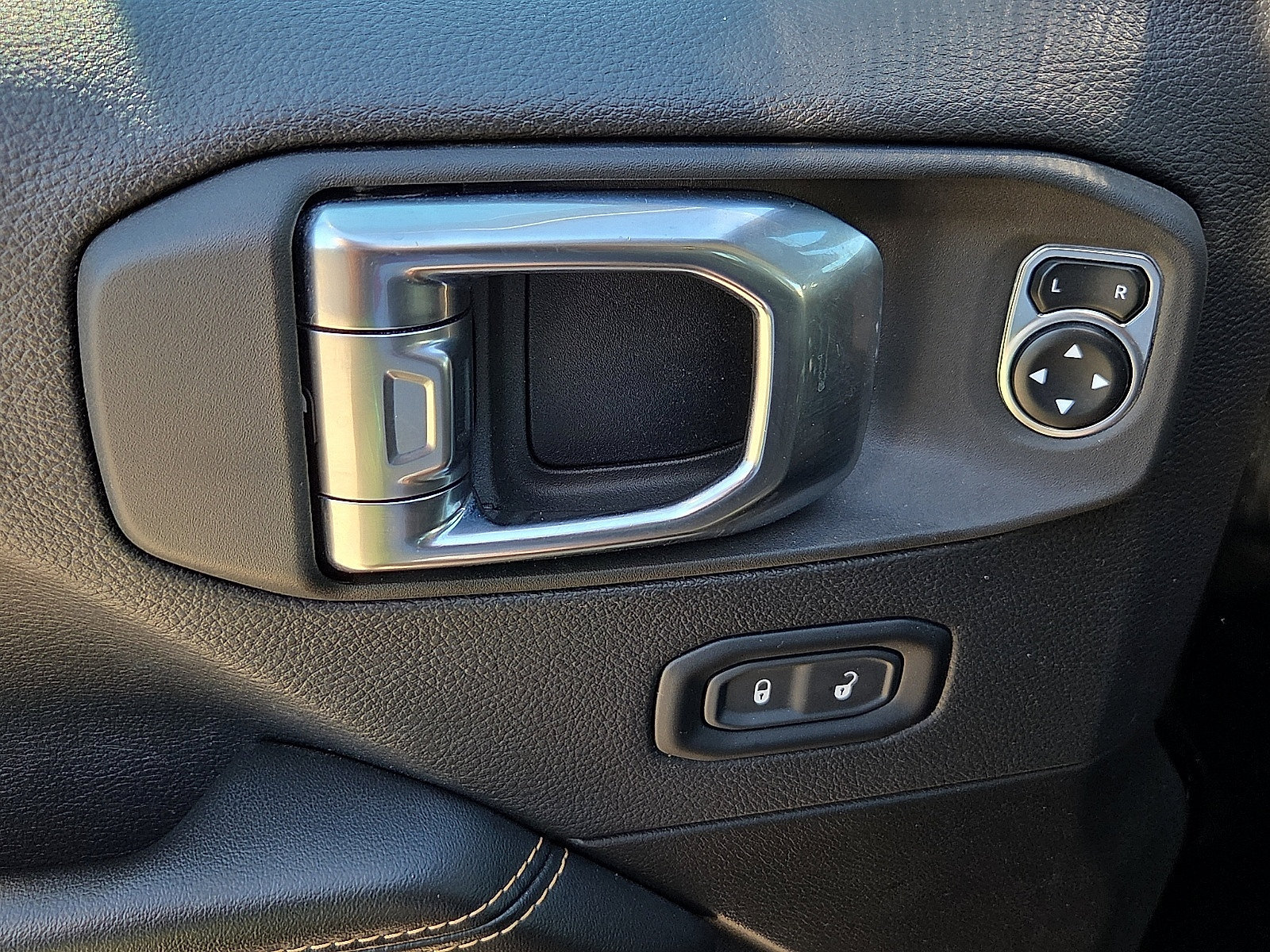 Used 2025 Jeep Wrangler Unlimited Sahara AWD/4WD image 13