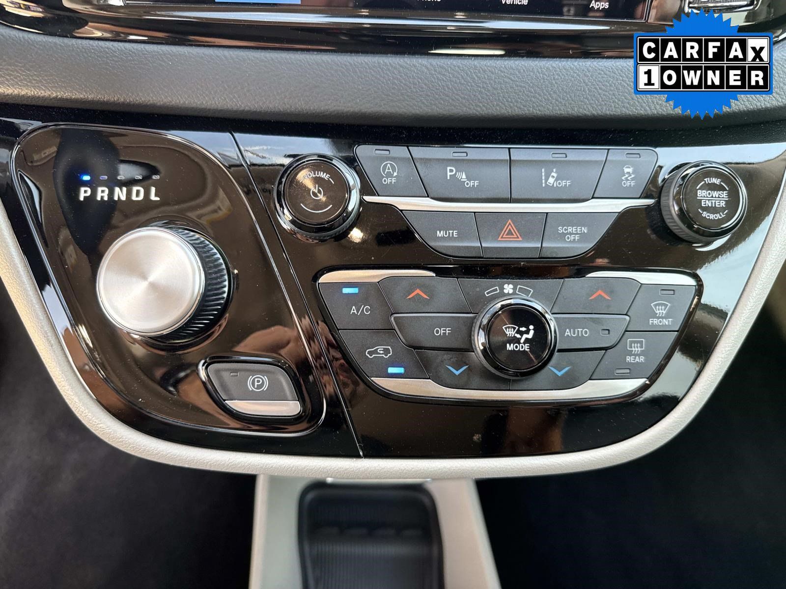 Used 2024 Chrysler Pacifica Touring-L FWD image 27
