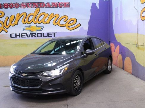 Used 2016 Chevrolet Cruze LT image 2