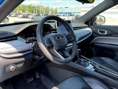 Used 2025 Jeep Compass Latitude image 12