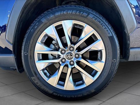 Used 2021 Toyota RAV4 XLE Premium image 10