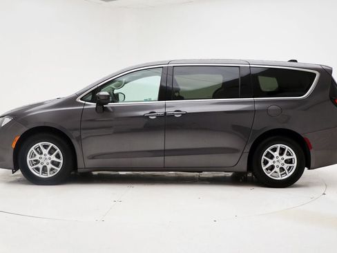 Used 2023 Chrysler Voyager LX FWD image 5