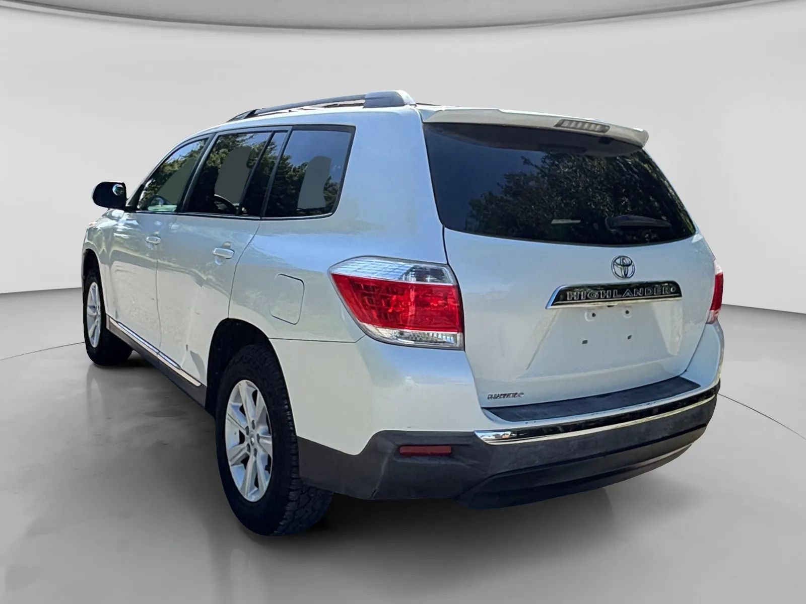 Used 2012 Toyota Highlander FWD w/ Tech Pkg image 3