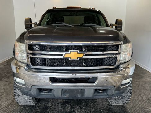 Used 2011 Chevrolet Silverado 2500 LT w/ Interior Plus Package AWD/4WD image 2