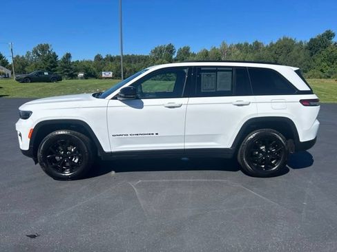 Used 2024 Jeep Grand Cherokee Altitude AWD/4WD image 2