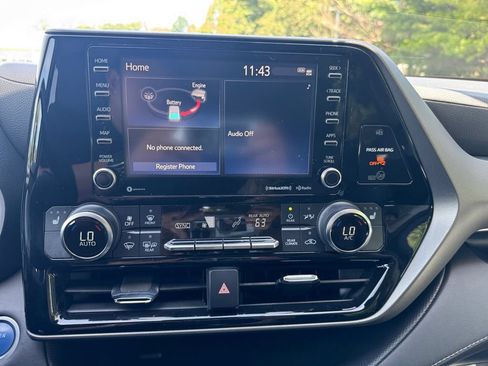 Used 2021 Toyota Highlander XLE AWD/4WD image 22