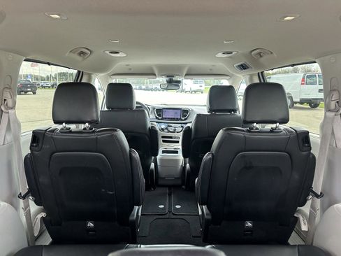 Used 2024 Chrysler Pacifica Touring-L FWD image 7