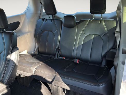 Used 2024 Chrysler Pacifica Touring-L image 22