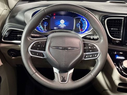 Used 2023 Chrysler Pacifica Touring-L FWD image 13
