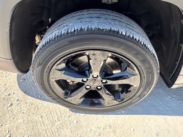 Used 2023 Jeep Grand Cherokee L Laredo RWD image 28