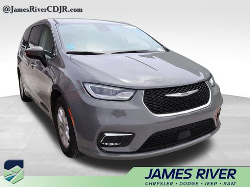 Used 2023 Chrysler Pacifica Touring-L FWD image 10