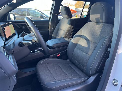 Used 2025 Chevrolet Traverse LT image 16