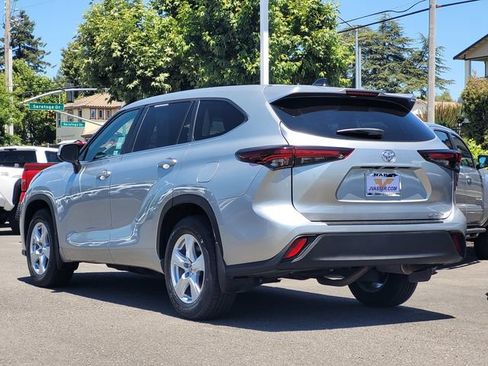 Certified 2024 Toyota Highlander LE AWD/4WD image 8