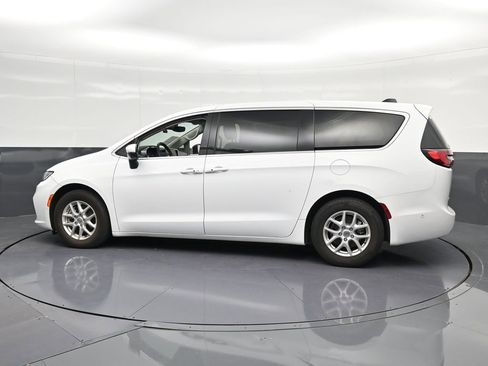 Used 2023 Chrysler Pacifica Touring-L FWD image 8