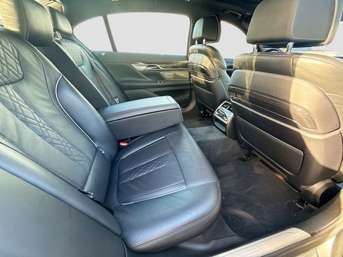 Used 2019 BMW 750i w/ M Sport Package image 28