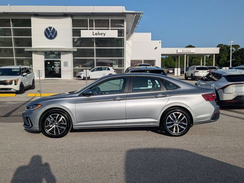 Used 2025 Volkswagen Jetta SE w/ Sunroof Package FWD image 3