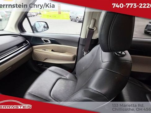 Used 2025 Kia Carnival FWD image 10