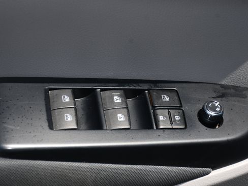 Used 2019 Toyota Highlander LE FWD image 10