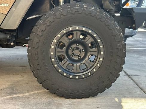 Used 2017 Jeep Wrangler Rubicon w/ Power Convenience Group AWD/4WD image 11