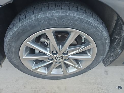 Used 2016 Toyota Prius V Five FWD image 3