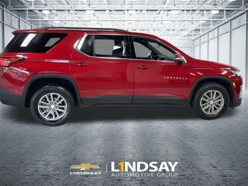 Used 2023 Chevrolet Traverse LT image 2