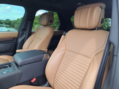 Used 2023 Land Rover Discovery HSE R-Dynamic image 10