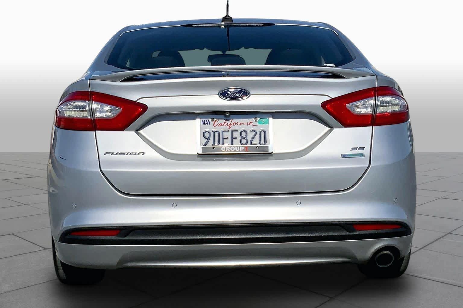 Used 2015 Ford Fusion SE FWD image 4