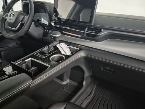New 2026 Toyota Sienna XSE FWD image 37