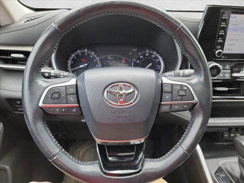 Used 2020 Toyota Highlander XLE FWD image 18