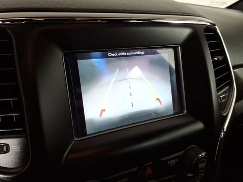 Used 2018 Jeep Grand Cherokee Laredo image 28