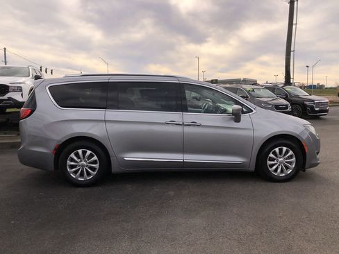 Used 2018 Chrysler Pacifica Touring-L image 6