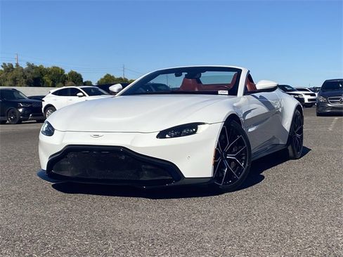 Used 2022 Aston Martin V8 Vantage Roadster image 3