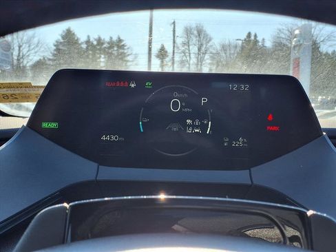 Used 2025 Toyota Prius Plug-In Hybrid image 9