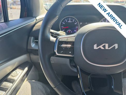 Used 2022 Kia Carnival LX image 19