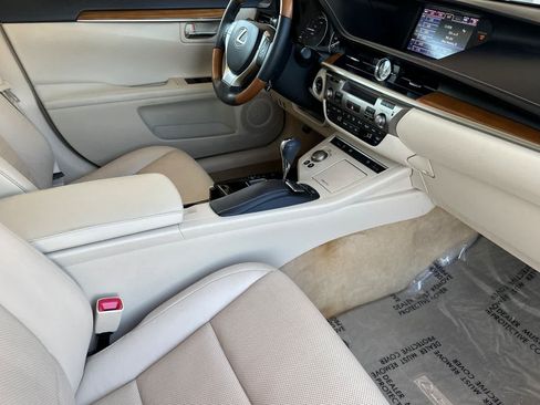 Used 2014 Lexus ES 300h w/ Luxury Package w/Bamboo Trim FWD image 16