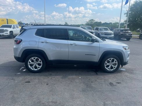Used 2024 Jeep Compass Latitude AWD/4WD image 2