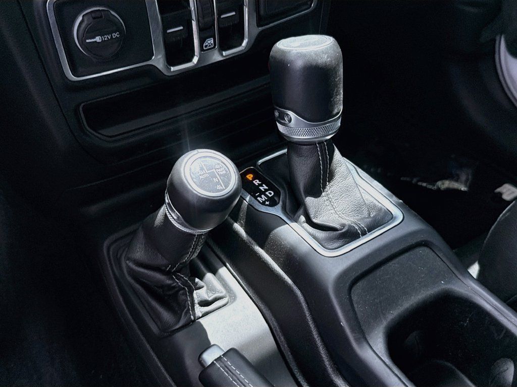 Used 2022 Jeep Wrangler Unlimited Sahara AWD/4WD image 17
