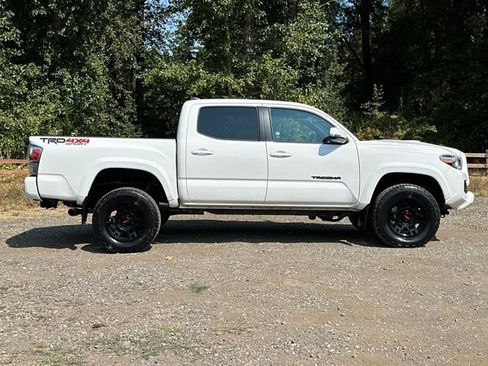 Used 2022 Toyota Tacoma TRD Sport w/ Black Out Package (TMS) AWD/4WD image 10