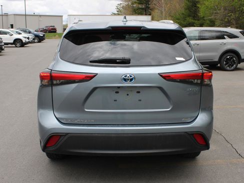 Used 2022 Toyota Highlander XLE AWD/4WD image 6