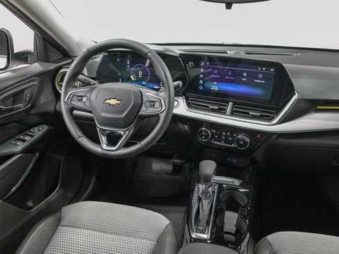 Used 2025 Chevrolet Trax LT w/ Driver Confidence Package FWD image 30