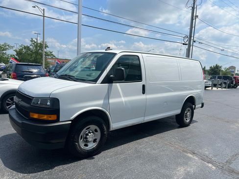 Used 2019 Chevrolet Express 2500 RWD image 2
