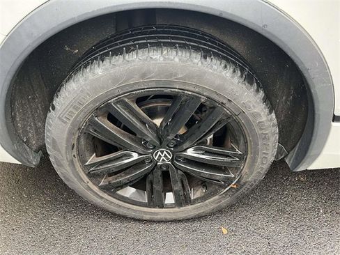 Certified 2022 Volkswagen Tiguan SE R-Line image 8