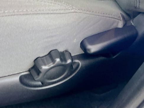 Used 2017 Toyota Tacoma SR image 14