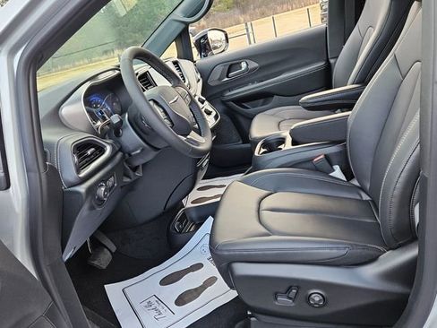 New 2026 Chrysler Pacifica Select FWD image 6